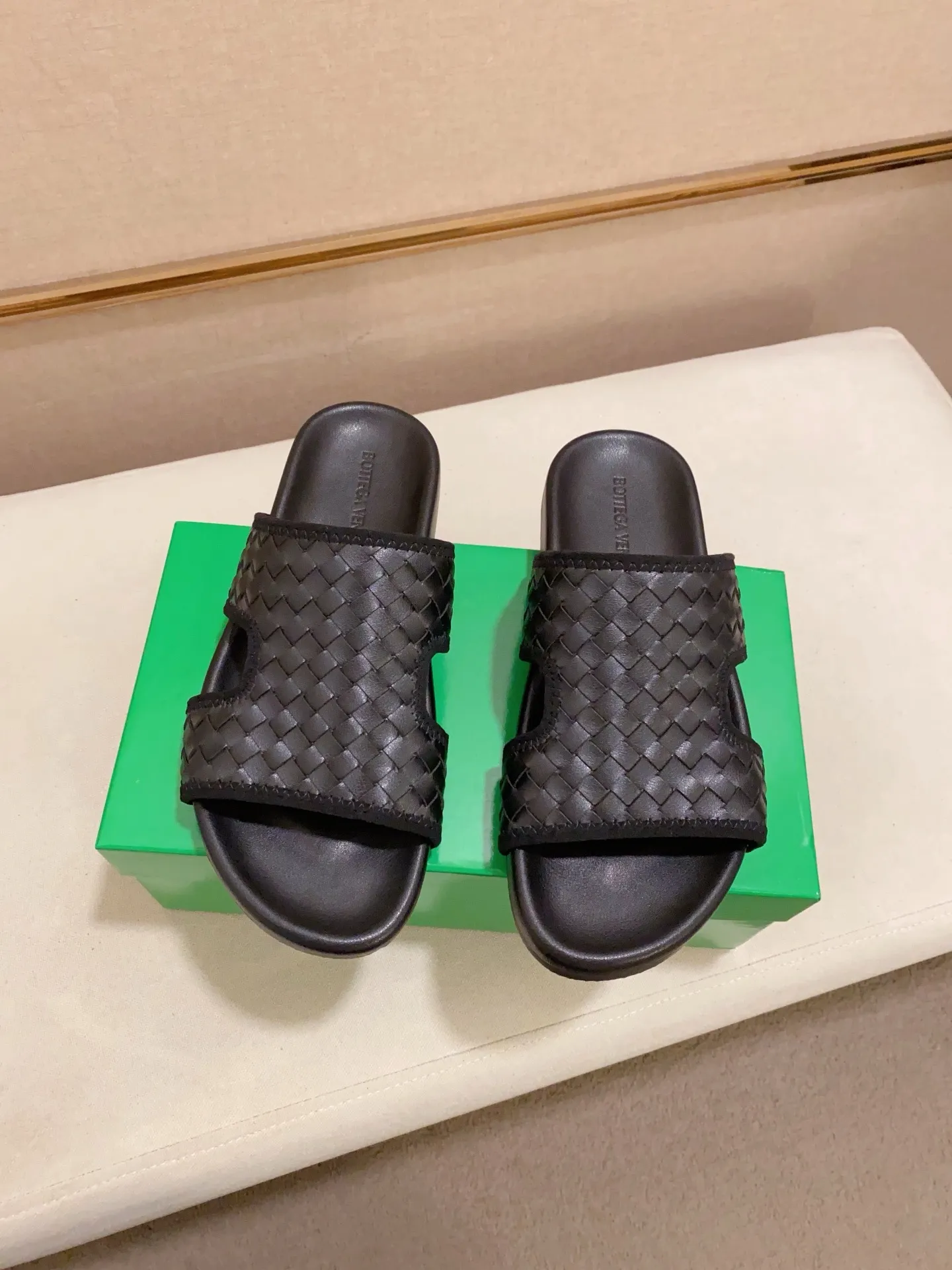 Men's shoes 💰: 320💰[BV~Bottega Veneta] Trendy new slippers are on the market. Same style as the official website. Counter quality [strong][strong][strong] Selected cow patent leather weaving. High-end atmosphere. Very cost-effective. Original wear-resistant rubber outsole. Fine workmanship. The upper layer of materials is used. The quality is visible. Shoe size 38-45.